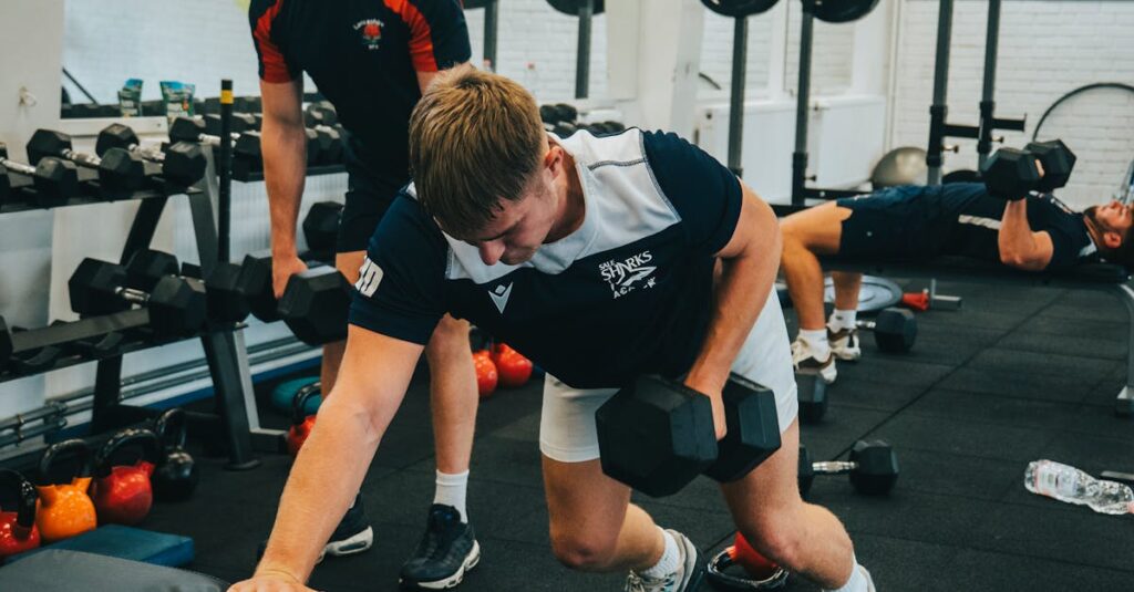 personne pratiquant le bodybuilding, effectuant un exercice de tirage