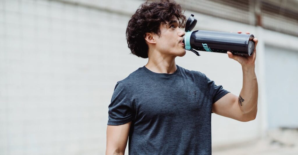 Personne buvant un pré workout avant sa séance de sport