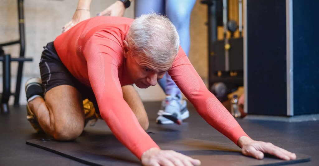 Personne cherchant à améliorer sa mobilité en musculation.