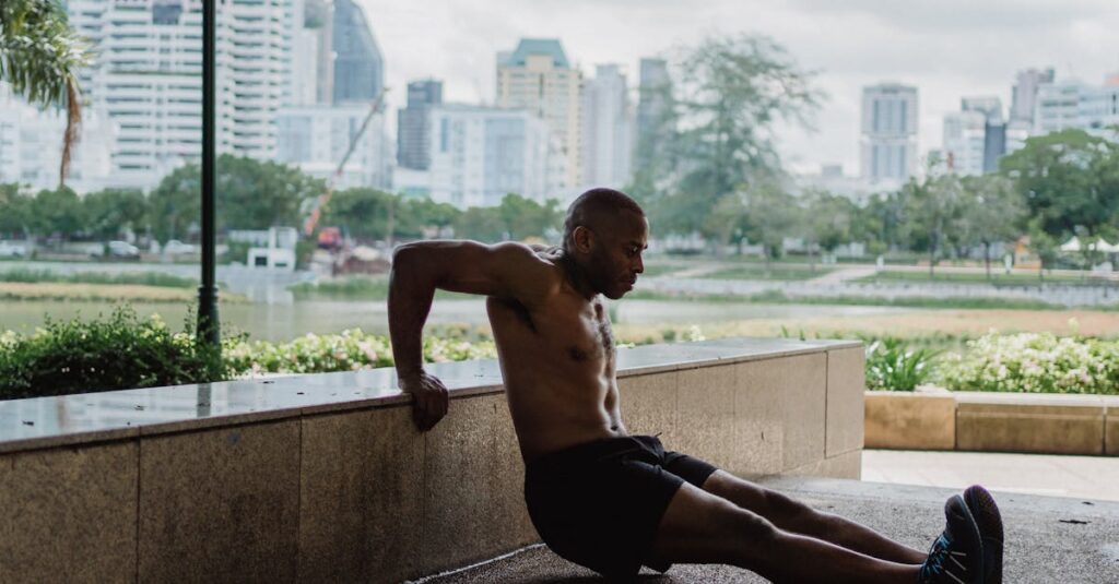 Jeune homme pratiquant des dips pour développer ses triceps en extérieur.