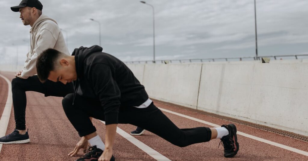 Deux hommes s'échauffant les muscles et pratiquant des étirements avant une séance de sport en extérieur.