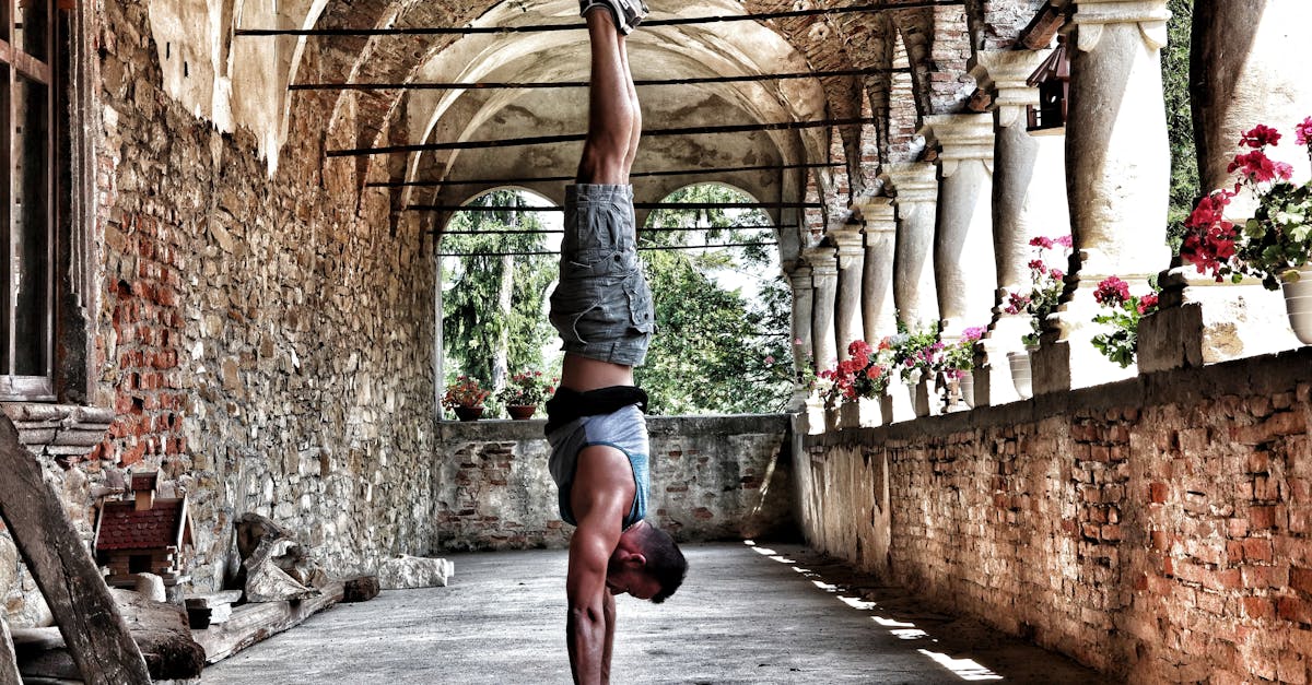 Un homme effectuant un handstand.