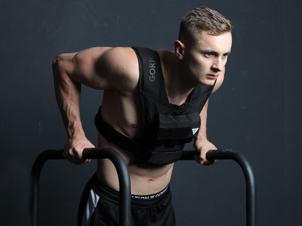 Entraînement au dips avec un gilet lesté Gornation