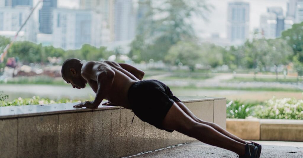 Jeune homme pratiquant un exercice de musculation pour les pectoraux, pompes inclinées